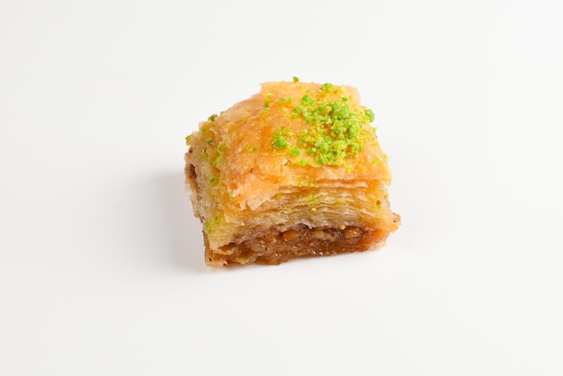 Baklava de pistache em um fundo branco. sobremesa.