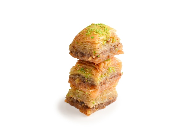 Baklava de pistache em um fundo branco. Sobremesa.