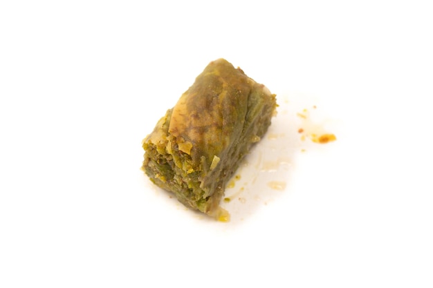 Baklava de pistache turca isolada sobre um fundo branco