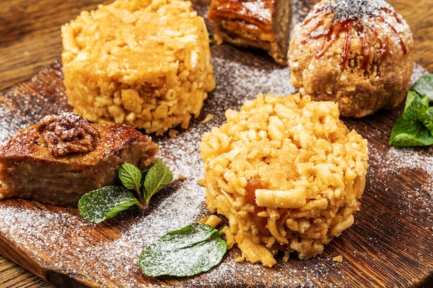 Baklava de sobremesa árabe tradicional com mel e nozes