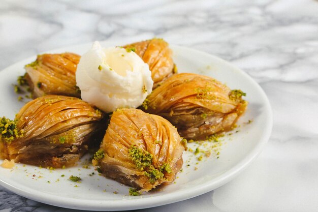 Baklava de sobremesa tradicional com nozes de caju