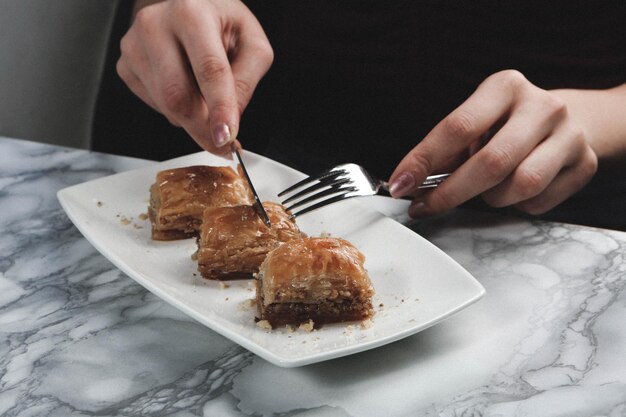 Baklava de sobremesa turca tradicional com caju, nozes. Baklava caseiro com nozes e mel.