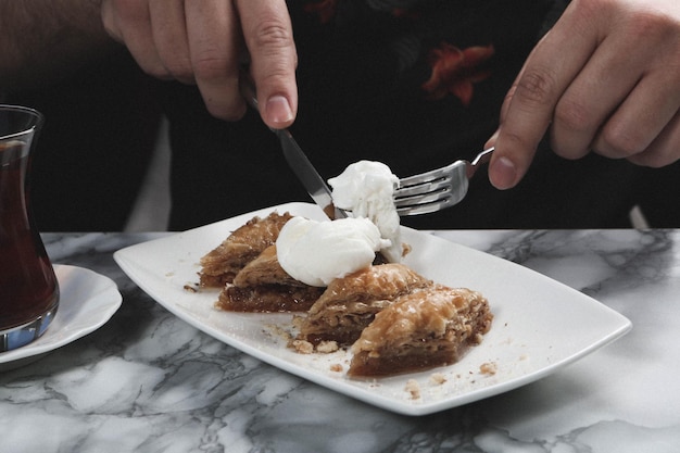 Baklava de sobremesa turca tradicional com caju, nozes. Baklava caseiro com nozes e mel.