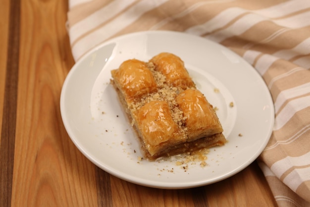 Baklava de sobremesa turca tradicional com caju, nozes. Baklava caseiro com nozes e mel.