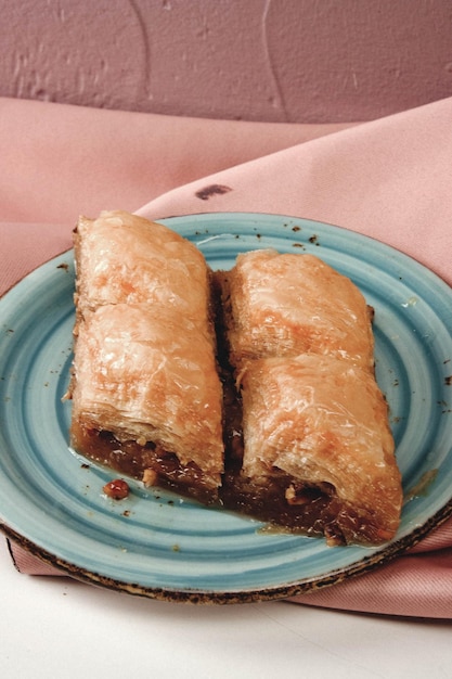 Baklava de sobremesa turca tradicional com caju, nozes. Baklava caseiro com nozes e mel.