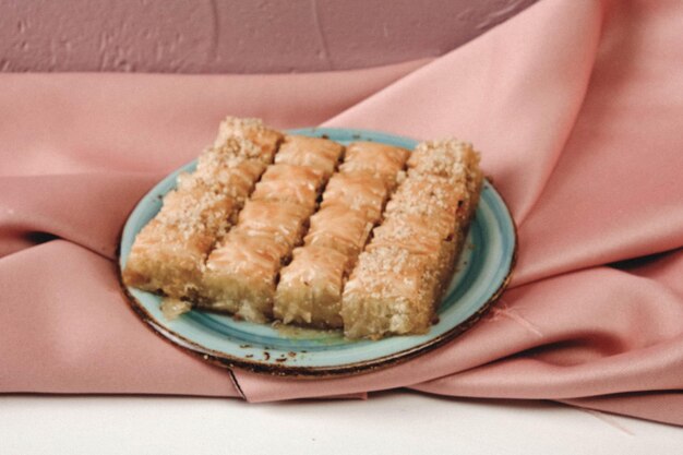 Baklava de sobremesa turca tradicional com caju, nozes. Baklava caseiro com nozes e mel.