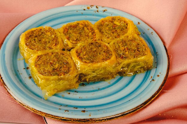 Baklava de sobremesa turca tradicional com caju, nozes. Baklava caseiro com nozes e mel.