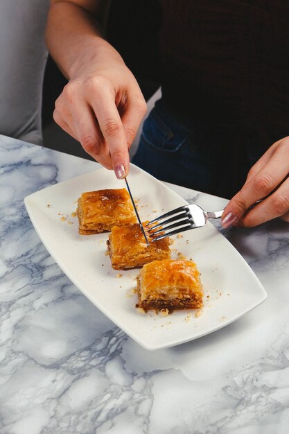 Baklava de sobremesa turca tradicional com caju, nozes. Baklava caseiro com nozes e mel.