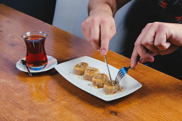 Baklava de sobremesa turca tradicional com caju, nozes. Baklava caseiro com nozes e mel.