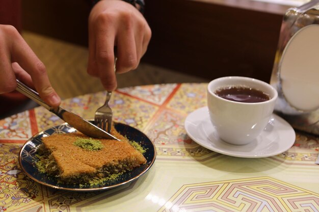 Baklava de sobremesa turca tradicional com caju, nozes. Baklava caseiro com nozes e mel.