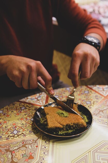 Baklava de sobremesa turca tradicional com caju, nozes. Baklava caseiro com nozes e mel.