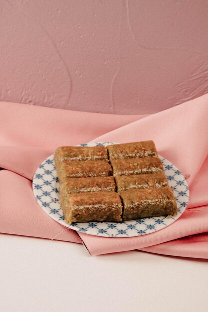 Baklava de sobremesa turca tradicional com caju, nozes. Baklava caseiro com nozes e mel.