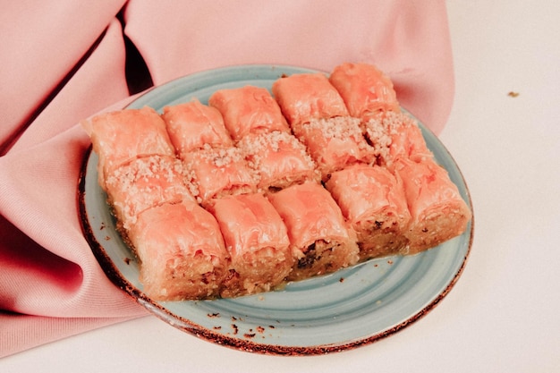 Baklava de sobremesa turca tradicional com caju, nozes. Baklava caseiro com nozes e mel.