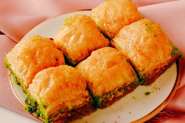 Baklava de sobremesa turca tradicional com caju, nozes. Baklava caseiro com nozes e mel.