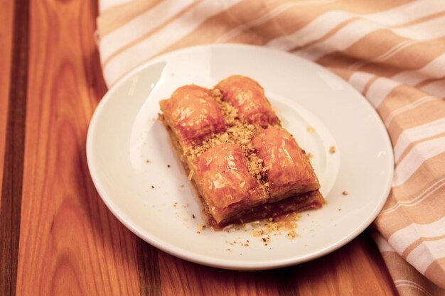 Baklava de sobremesa turca tradicional com caju, nozes. Baklava caseiro com nozes e mel.