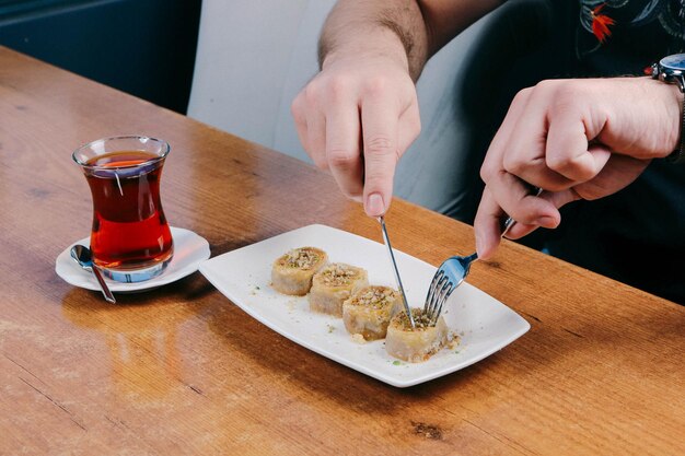 Baklava de sobremesa turca tradicional com caju, nozes. Baklava caseiro com nozes e mel.