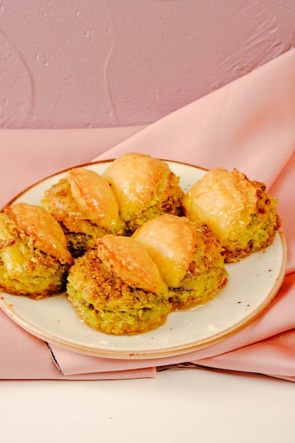 Foto baklava de sobremesa turca tradicional com caju, nozes. baklava caseiro com nozes e mel.