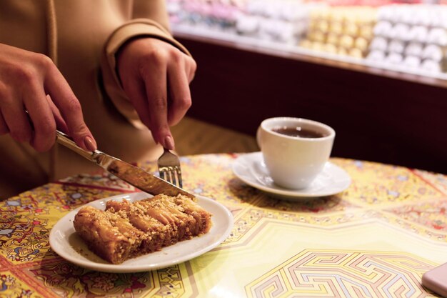 Baklava de sobremesa turca tradicional com caju, nozes. Baklava caseiro com nozes e mel.