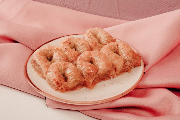 Baklava de sobremesa turca tradicional com caju, nozes. Baklava caseiro com nozes e mel.