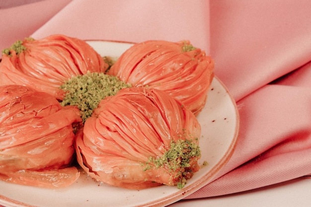 Baklava de sobremesa turca tradicional com caju, nozes. Baklava caseiro com nozes e mel.