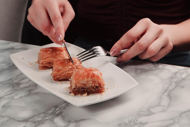 Baklava de sobremesa turca tradicional com caju, nozes. Baklava caseiro com nozes e mel.