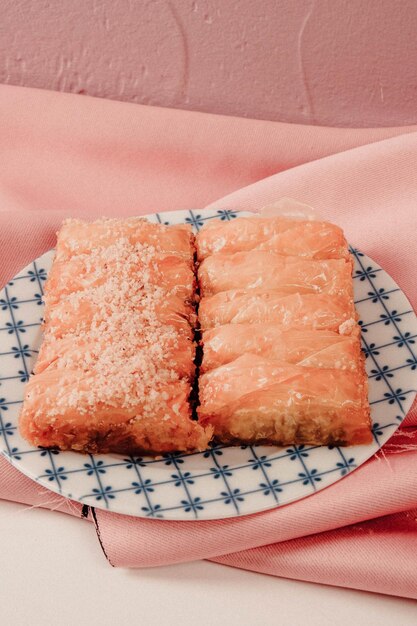 Baklava de sobremesa turca tradicional com caju, nozes. baklava caseiro com nozes e mel.