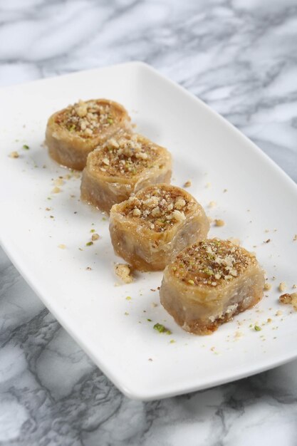 Baklava de sobremesa turca tradicional com nozes de caju Baklava caseiro com nozes e mel