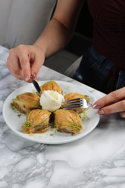 Baklava de sobremesa turca tradicional com nozes de caju Baklava caseiro com nozes e mel