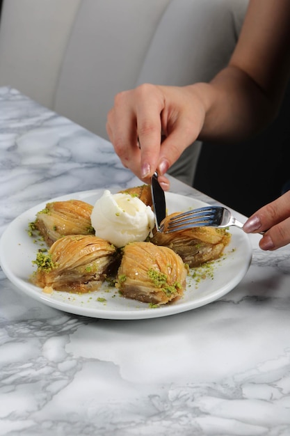 Baklava de sobremesa turca tradicional com nozes de caju Baklava caseiro com nozes e mel