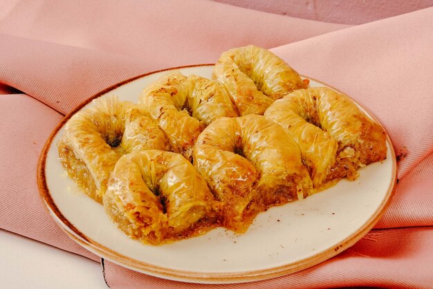 Baklava de sobremesa turca tradicional com nozes de caju Baklava caseiro com nozes e mel