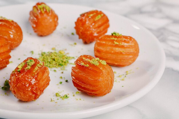 Baklava de sobremesa turca tradicional com nozes de caju Baklava caseiro com nozes e mel