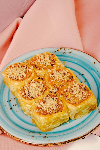 Baklava de sobremesa turca tradicional com nozes de caju Baklava caseiro com nozes e mel