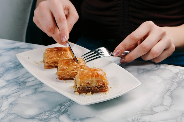 Baklava de sobremesa turca tradicional com nozes de caju Baklava caseiro com nozes e mel