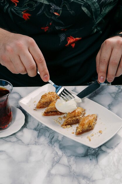 Baklava de sobremesa turca tradicional com nozes de caju Baklava caseiro com nozes e mel