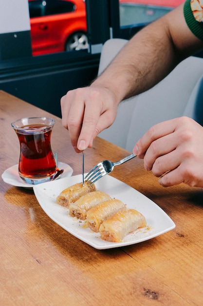 Baklava de sobremesa turca tradicional com nozes de caju Baklava caseiro com nozes e mel