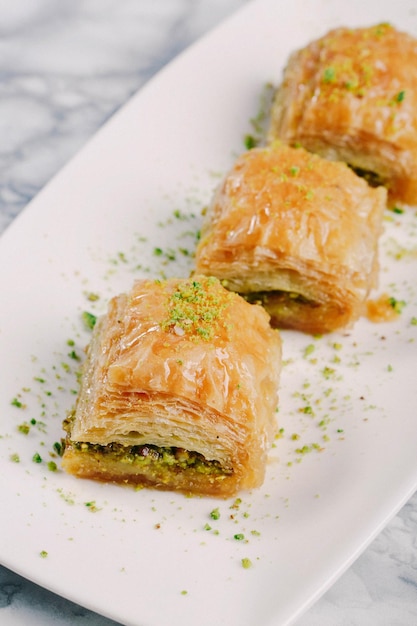 Baklava de sobremesa turca tradicional com nozes de caju Baklava caseiro com nozes e mel