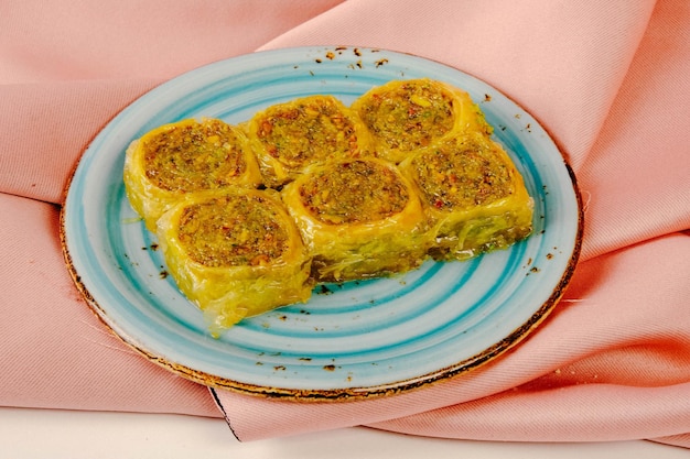 Baklava de sobremesa turca tradicional com nozes de caju Baklava caseiro com nozes e mel