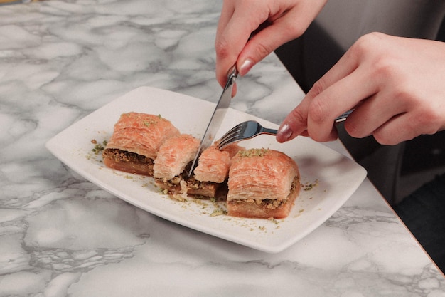 Baklava de sobremesa turca tradicional com nozes de caju Baklava caseiro com nozes e mel