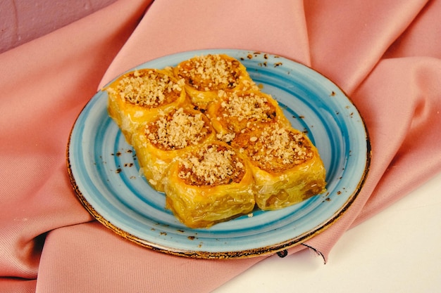 Baklava de sobremesa turca tradicional com nozes de caju Baklava caseiro com nozes e mel