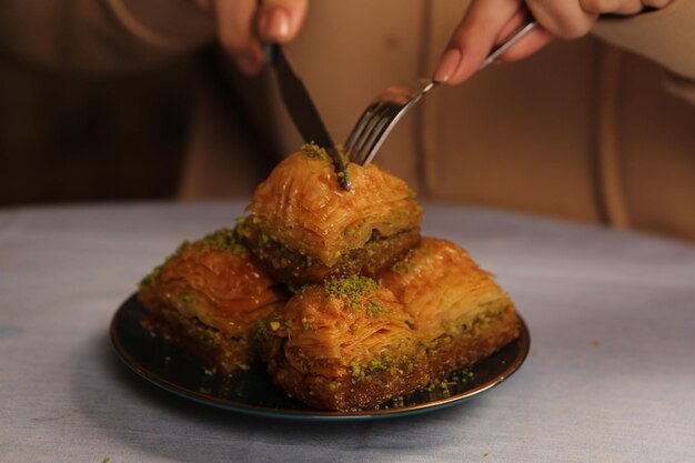 Baklava de sobremesa turca tradicional com nozes de caju Baklava caseiro com nozes e mel