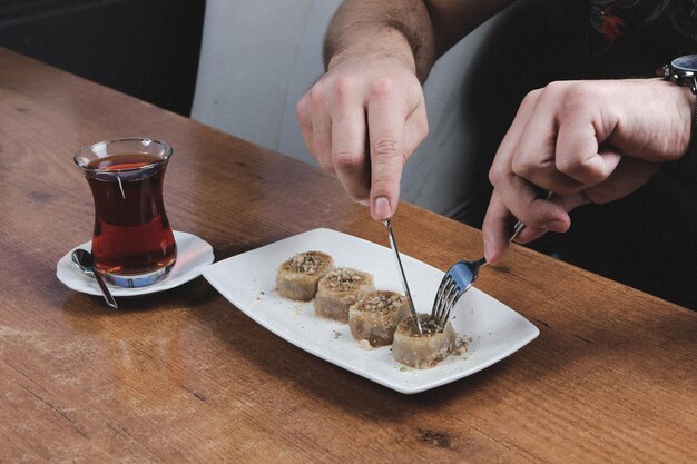 Baklava de sobremesa turca tradicional com nozes de caju Baklava caseiro com nozes e mel