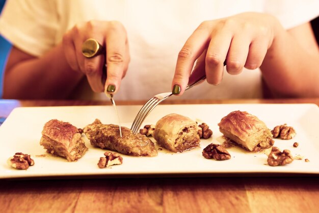 Baklava de sobremesa turca tradicional com nozes de caju Baklava caseiro com nozes e mel