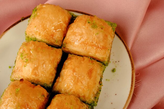 Baklava de sobremesa turca tradicional com nozes de caju Baklava caseiro com nozes e mel