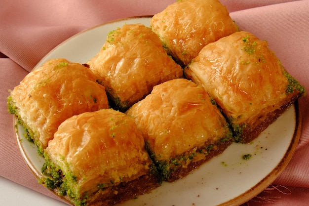 Baklava de sobremesa turca tradicional com nozes de caju Baklava caseiro com nozes e mel