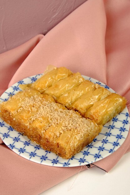 Baklava de sobremesa turca tradicional com nozes de caju Baklava caseiro com nozes e mel