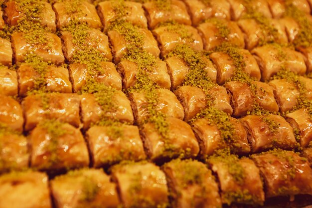 Baklava de sobremesa turca tradicional com nozes de caju Baklava caseiro com nozes e mel