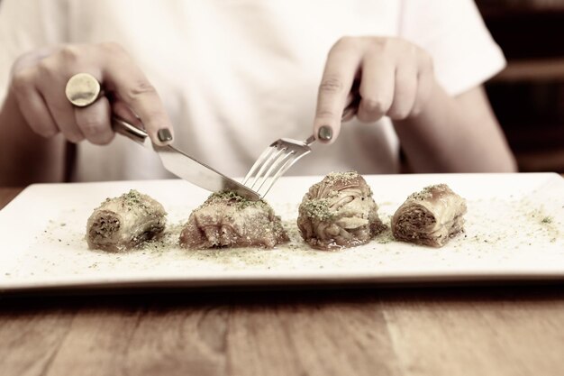 Baklava de sobremesa turca tradicional com nozes de caju Baklava caseiro com nozes e mel