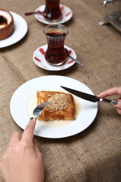 Baklava de sobremesa turca tradicional com nozes de caju Baklava caseiro com nozes e mel