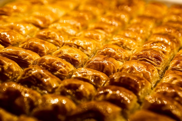 Baklava de sobremesa turca tradicional com nozes de caju Baklava caseiro com nozes e mel