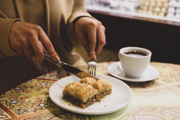 Baklava de sobremesa turca tradicional com nozes de caju Baklava caseiro com nozes e mel